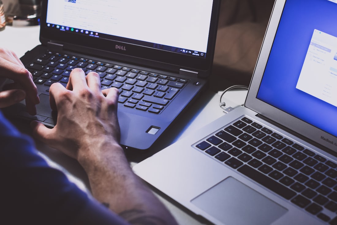 Adobe Acrobat Chrome Erweiterung Sicherheitslücke 2026: Laptop mit geöffneten Browserfenstern
