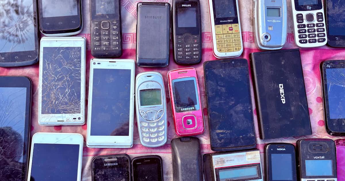Handy und Laptop verkaufen und Daten löschen: Sammlung ausrangierter Mobiltelefone und Altgeräte