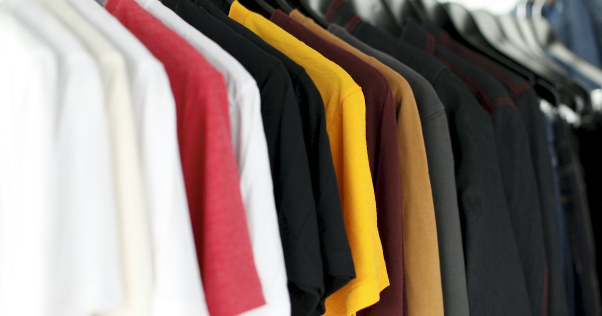 ASOS Datenleck 2026: T-Shirts auf einer Kleiderstange als Sinnbild für die Kundendaten eines Online-Modehändlers