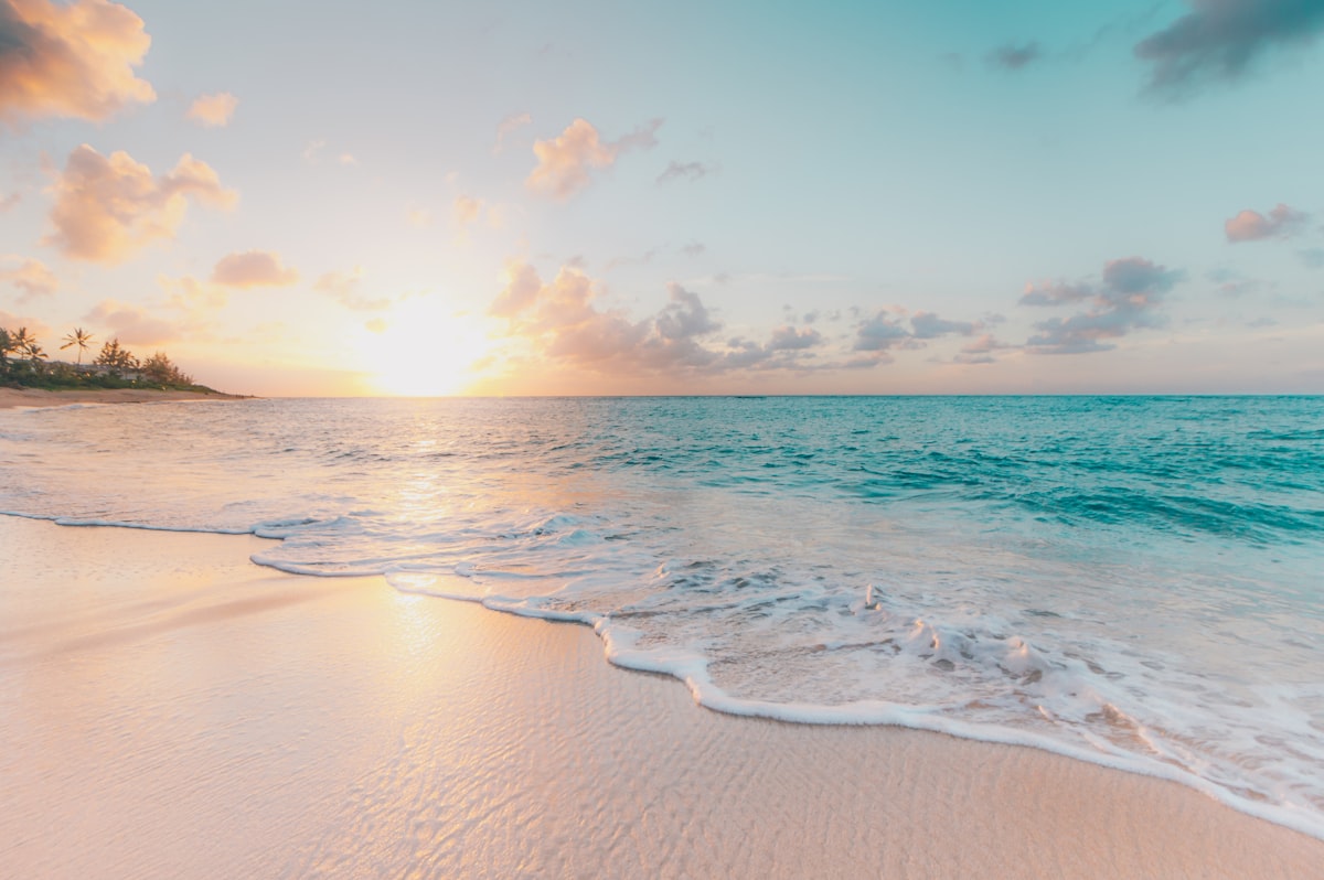 Ein idyllischer Sandstrand am Meer