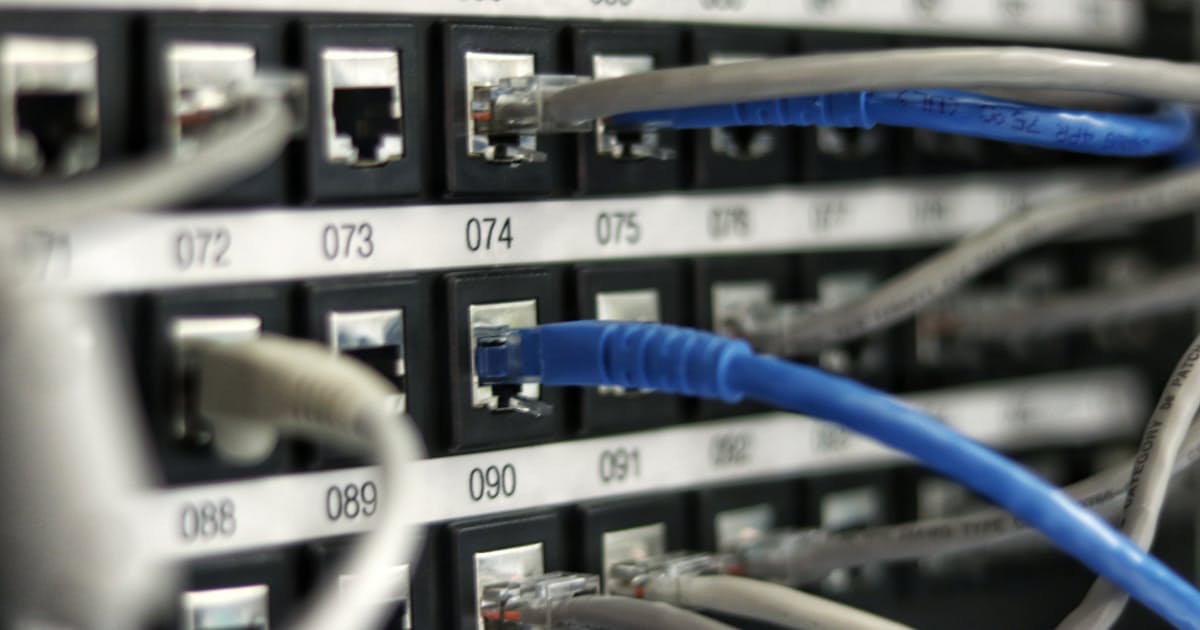 CLOUD Act und Serverstandort: Netzwerkverkabelung in einem Rechenzentrum