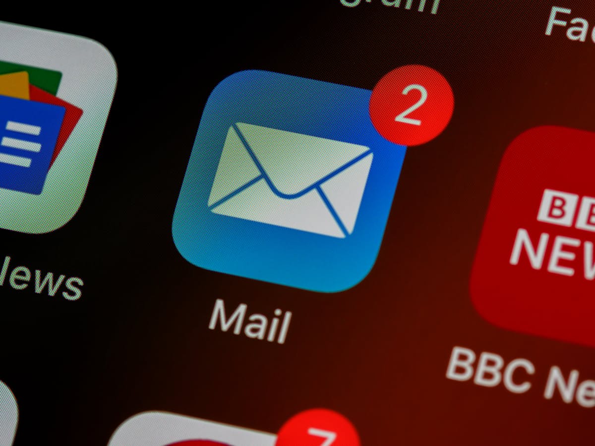 ELSTER Phishing 2026: Mail-App mit ungelesenen Nachrichten auf dem Smartphone-Display