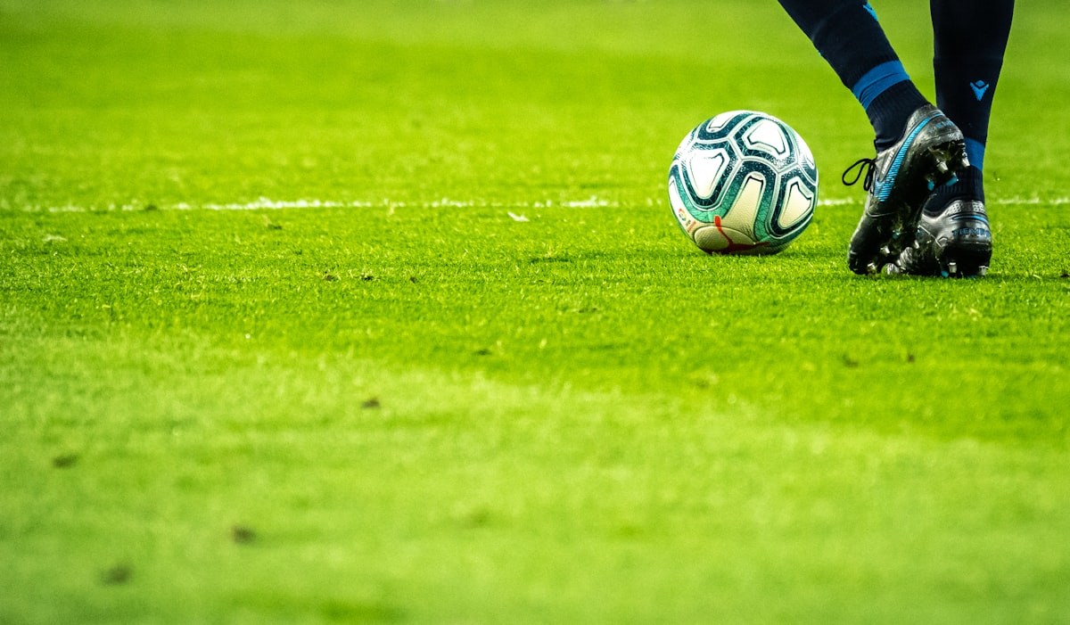 Fußball auf Rasen symbolisch für die WM 2026
