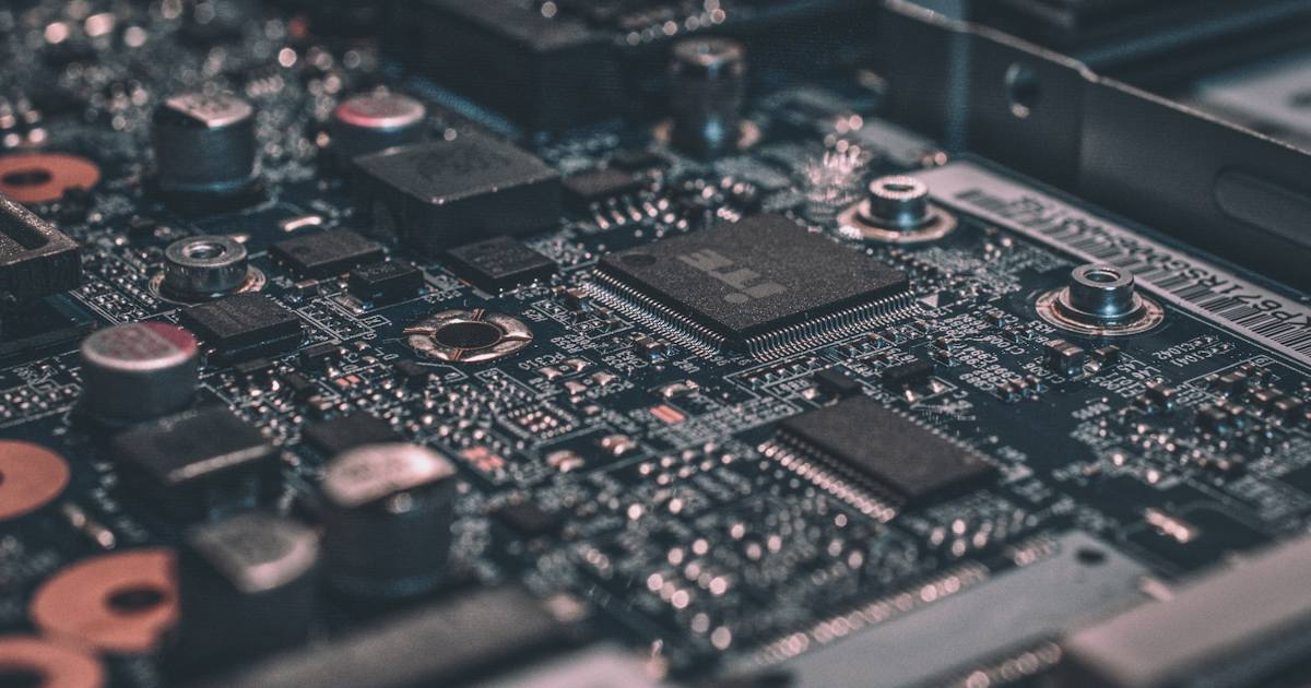 Ledger Spionagechip 2026: Nahaufnahme einer Platine mit Mikrocontroller als Sinnbild für das versteckte Implantat in Hardware-Wallets