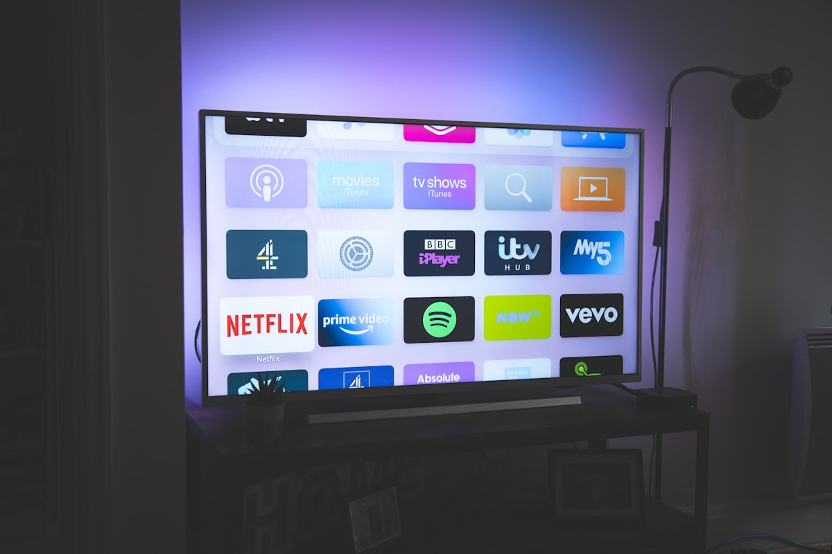 LG Smart TV Tracking 2026: Fernseher mit App-Startleiste leuchtet in einem abgedunkelten Wohnzimmer