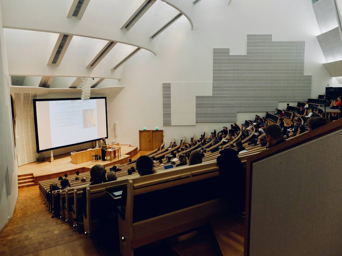 LMU Cyberangriff 2026: Voller Hörsaal als Sinnbild für die abgeflossenen Stammdaten der Studierenden