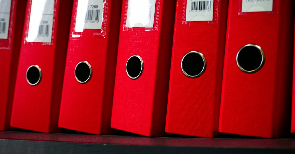 North Data Daten löschen: rote Aktenordner im Regal als Sinnbild für Handelsregister und Pflichtveröffentlichungen