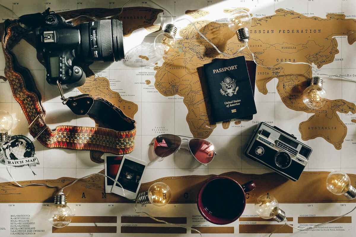 Passagierdaten Leck 2026: Reisepass auf einer Weltkarte als Sinnbild für offengelegte Passnummern und Flugrouten
