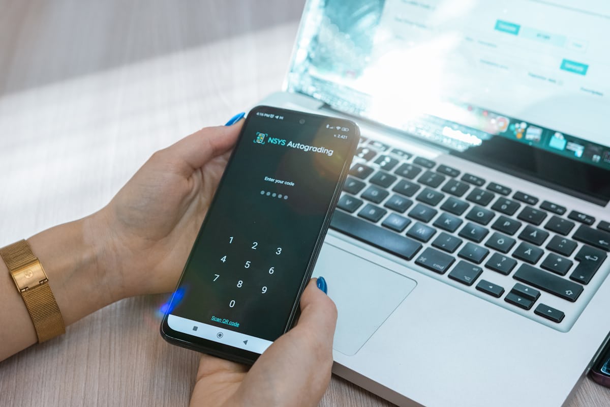 Passkeys einrichten: Anmeldung am Laptop wird über das Smartphone bestätigt