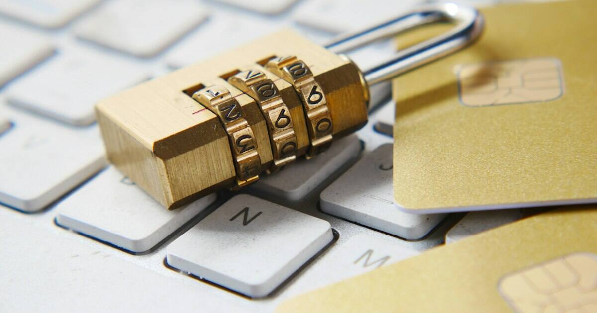 Passwort in Datenpanne gefunden: Zahlenschloss auf einer Laptop-Tastatur als Sinnbild für ein offengelegtes Kennwort