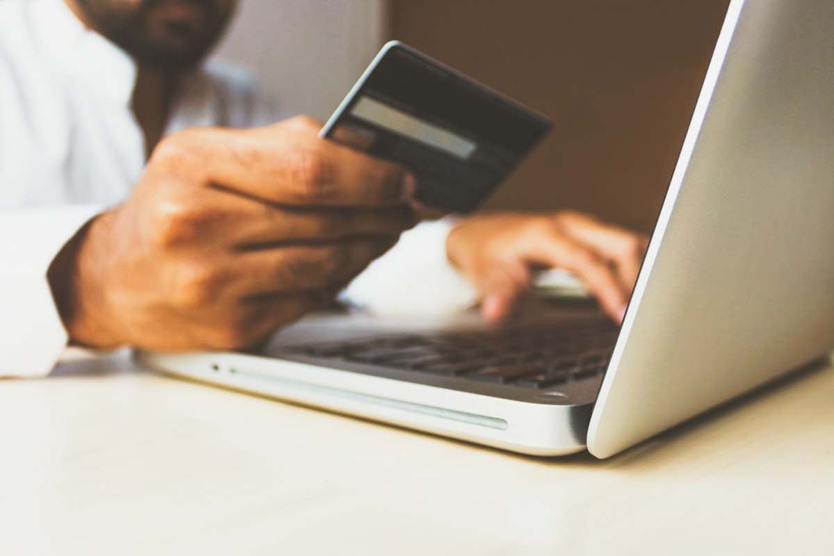 Revolut Datenleck 2026: Bankkarte in der Hand vor einem Laptop als Sinnbild für herausgegebene Kontodaten