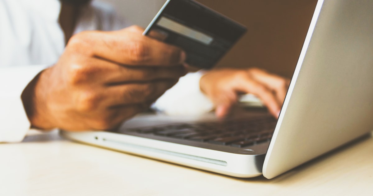 Stripe Datenleck August 2026: Bezahlvorgang im Onlineshop mit Kreditkarte am Laptop