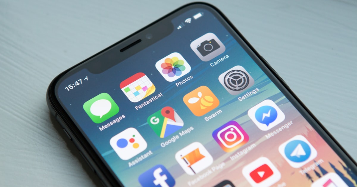 Werbe-ID löschen und App-Tracking stoppen: Smartphone-Startbildschirm mit Apps und Kartendienst