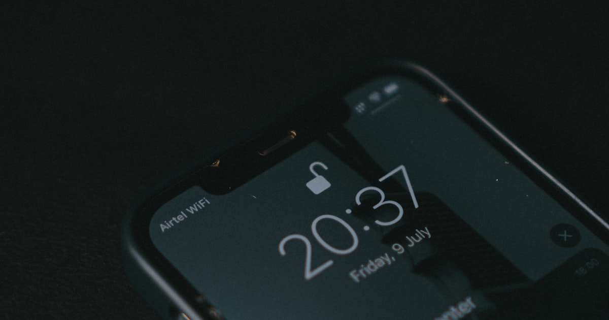 WhatsApp Sicherheitslücke September 2026: Android-Sperrbildschirm mit geöffnetem Schloss-Symbol im Dunkeln