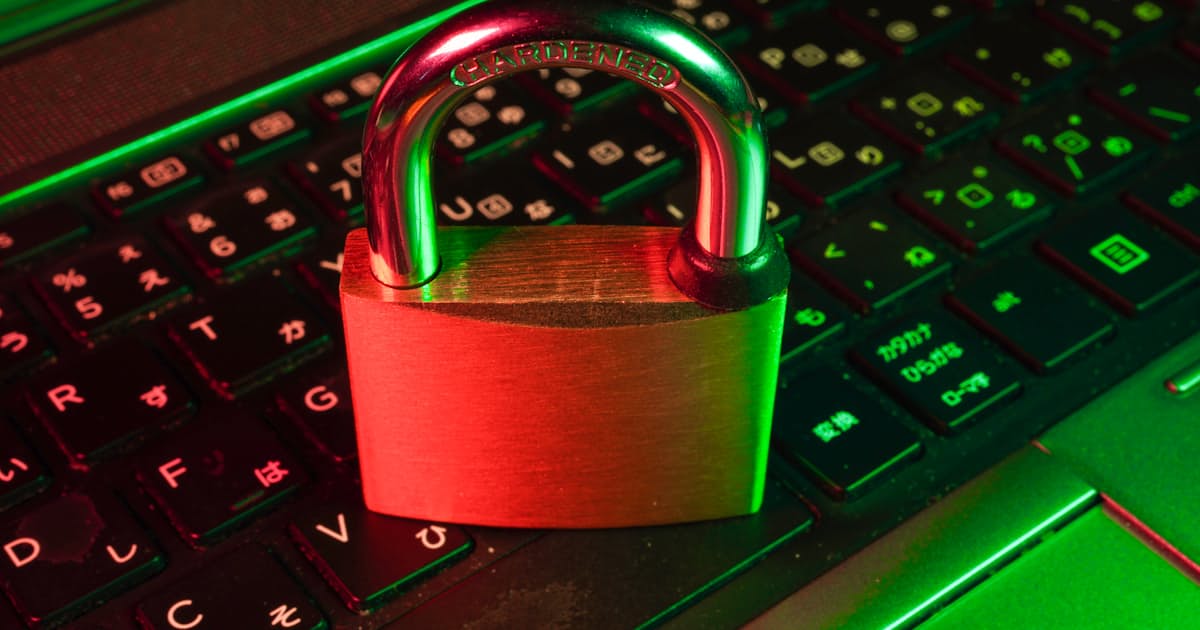 Zero-Knowledge-Verschlüsselung im Cloud-Speicher: Vorhängeschloss auf einer Tastatur